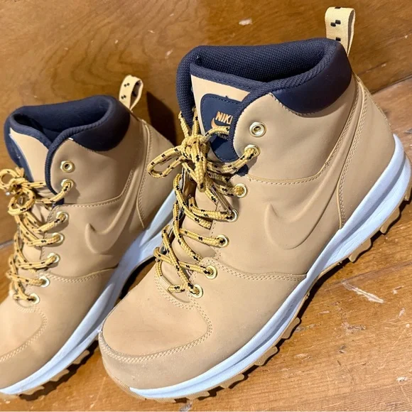 Nike leather Manoa boots
Men’s size 9 - Picture 2 of 8